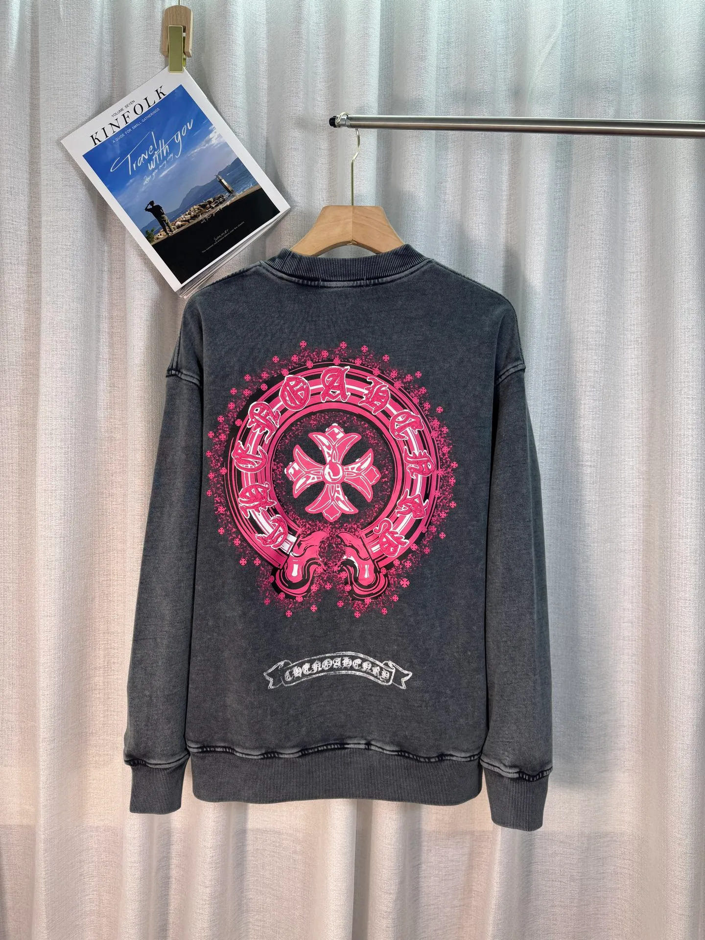 P260 top version, real shot without P, ​​different from market currency) 𝗖𝗵𝗿𝗼𝗺𝗲 𝗛𝗲𝗮𝗿𝘁𝘀/Croxin 2025 3D three-dimensional autumn and winter new original single counter American laser burnt 3D offset printing couple casual sweatshirt 👑The highest version! Customized fabric 430g tripe terry fabric! American acid washed distressed original denim with burnt flowers ✟appliqué embroidery and exquisite embroidery of letters! The best-selling model in the counter, very comfortable to wear. Accessories: original molded and authenticated collar label➕100% silk wash label. Genuine purchase-grade original hangtag➕matching hanging rope➕3D hanging beads➕original packaging bag. Craftsmanship: The original version has consistent wiring! The highest version of the armhole matching technique! Color: Gray Black Size: S M L XL Style No.: 9312